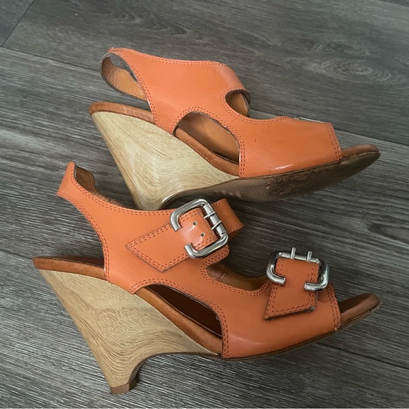 Latitude Femme orange genuine leather buckle platform sandals. - Picture 7 of 11
